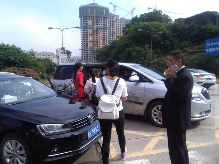 东榕度假酒店柯总助来接实训生(六辆车)_25786.jpg 东榕度假酒店柯总助来接实训生(六辆车).jpg
